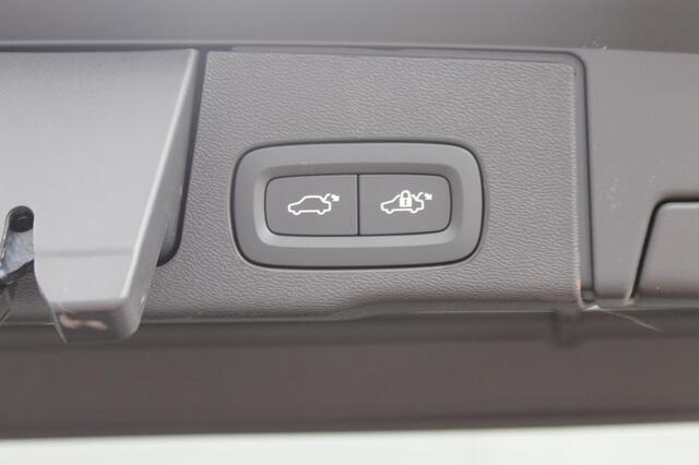 Volvo XC60 T8 455PK Automaat Plug-in hybrid AWD Plus Dark Adaptieve Cruise control / Semi elektrisch wegklapbare trekhaak / Google Infotainment / Panoramisch schuif-kanteldak