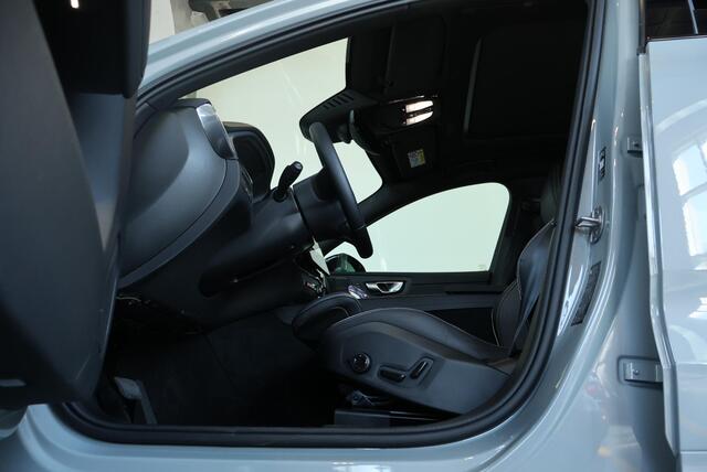 Volvo XC60 2.0 T6 Plug-in hybrid AWD Ultra Black Edition | Luchtvering | Harman Kardon Premium Audio | 360° Parkeercamera | Parkeersensoren voor + achter | Head-up Display | Google Infotainment | Stoelverwarming | Stuurwielverwarming