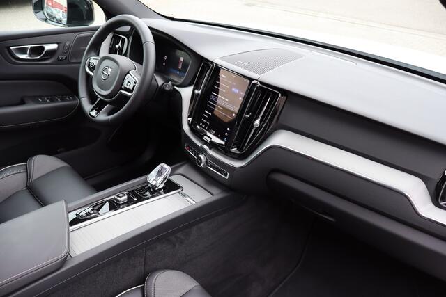 Volvo XC60 2.0 T8 Plug-in hybrid AWD Plus Dark Soh 100% FABRIEKSGARANTIE Panoramadak/Orrefors kristal pook/Zwarte hemel/Stoelverwarming voor & achter/Stuurverwarming/Harman kardon audio/360 camera/Elektrische stoelen met geheugen/Adaptieve cruis control/Lane assist/