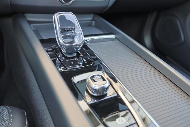 Volvo XC60 T6 Recharge AWD Plus Black Edition - IntelliSafe Assist & Surround - Harman/Kardon audio - Parkeercamera achter - Verwarmde voorstoelen, stuur & achterbank - Parkeersensoren voor & achter - Elektr. bedienb. voorstoelen met geheugen - Draadloze tel. lader