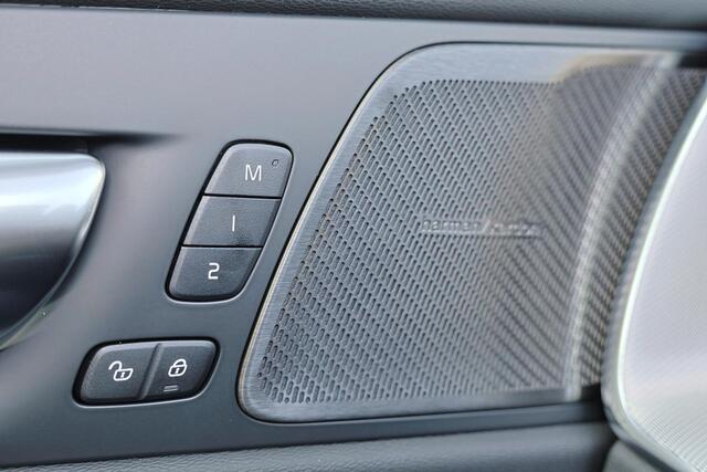 Volvo XC60 T6 Recharge AWD Plus Black Edition - IntelliSafe Assist & Surround - Harman/Kardon audio - Parkeercamera achter - Verwarmde voorstoelen, stuur & achterbank - Parkeersensoren voor & achter - Elektr. bedienb. voorstoelen met geheugen - Draadloze tel. lader