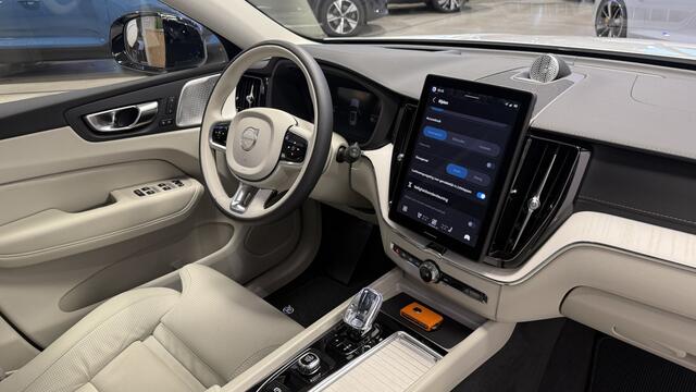 Volvo XC60 2.0 T8 AWD 335kW/456pk Aut8 Recharge Ultra Dark Excl. LUCHTVERING + BOWERS&WILKINS + PANORAMADAK + EL.TREKHAAK + DUBBEL GLAS + BLIS + HEAD-UP + PILOT ASSIST + V&A STOEL-&STUURVERWARMING + GOOGLE + STOELVENTILATIE&-MASSAGE + 360 CAMERA + 22" LM-VELGEN!!