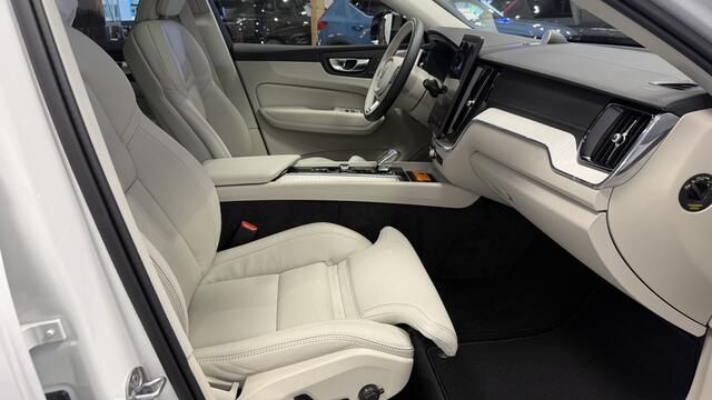 Volvo XC60 2.0 T8 AWD 335kW/456pk Aut8 Recharge Ultra Dark Excl. LUCHTVERING + BOWERS&WILKINS + PANORAMADAK + EL.TREKHAAK + DUBBEL GLAS + BLIS + HEAD-UP + PILOT ASSIST + V&A STOEL-&STUURVERWARMING + GOOGLE + STOELVENTILATIE&-MASSAGE + 360 CAMERA + 22" LM-VELGEN!!
