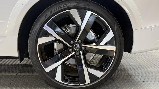 Volvo XC60 2.0 T8 AWD 335kW/456pk Aut8 Recharge Ultra Dark Excl. LUCHTVERING + BOWERS&WILKINS + PANORAMADAK + EL.TREKHAAK + DUBBEL GLAS + BLIS + HEAD-UP + PILOT ASSIST + V&A STOEL-&STUURVERWARMING + GOOGLE + STOELVENTILATIE&-MASSAGE + 360 CAMERA + 22" LM-VELGEN!!