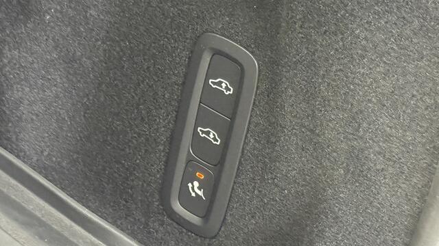 Volvo XC60 2.0 T8 AWD 335kW/456pk Aut8 Recharge Ultra Dark Excl. LUCHTVERING + BOWERS&WILKINS + PANORAMADAK + EL.TREKHAAK + DUBBEL GLAS + BLIS + HEAD-UP + PILOT ASSIST + V&A STOEL-&STUURVERWARMING + GOOGLE + STOELVENTILATIE&-MASSAGE + 360 CAMERA + 22" LM-VELGEN!!