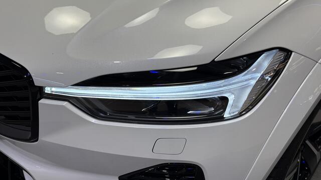 Volvo XC60 2.0 T8 AWD 335kW/456pk Aut8 Recharge Ultra Dark Excl. LUCHTVERING + BOWERS&WILKINS + PANORAMADAK + EL.TREKHAAK + DUBBEL GLAS + BLIS + HEAD-UP + PILOT ASSIST + V&A STOEL-&STUURVERWARMING + GOOGLE + STOELVENTILATIE&-MASSAGE + 360 CAMERA + 22" LM-VELGEN!!