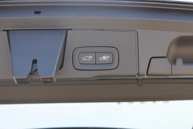 Volvo XC60 T6 350PK Automaat Plug-in hybrid AWD Plus Dark Google infotainment / Semi elektrisch wegklapbare trekhaak / Elektrisch bedienbare voorstoelen met geheugen / All seasonbanden