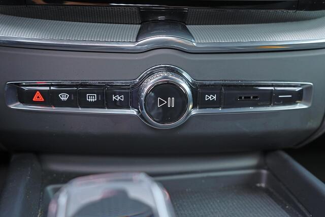 Volvo XC60 T8 Recharge AWD Plus Black Edition - IntelliSafe Assist & Surround - 360º Camera - Harman/Kardon audio - Adaptieve LED koplampen - Verwarmde voorstoelen, stuur & achterbank - Parkeersensoren voor & achter - Elektr. bedienb. voorstoelen met geheugen - Draa