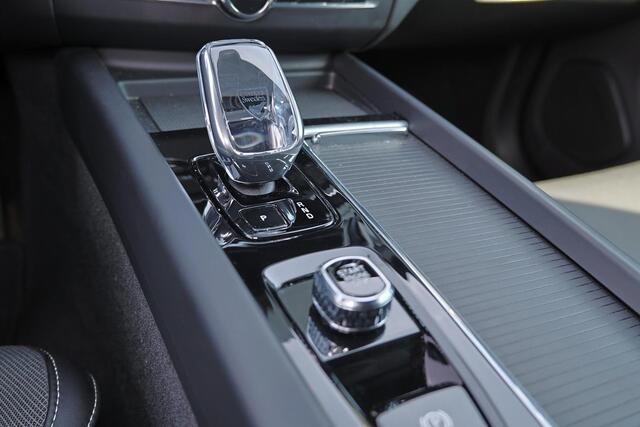 Volvo XC60 T8 Recharge AWD Plus Black Edition - IntelliSafe Assist & Surround - 360º Camera - Harman/Kardon audio - Adaptieve LED koplampen - Verwarmde voorstoelen, stuur & achterbank - Parkeersensoren voor & achter - Elektr. bedienb. voorstoelen met geheugen - Draa
