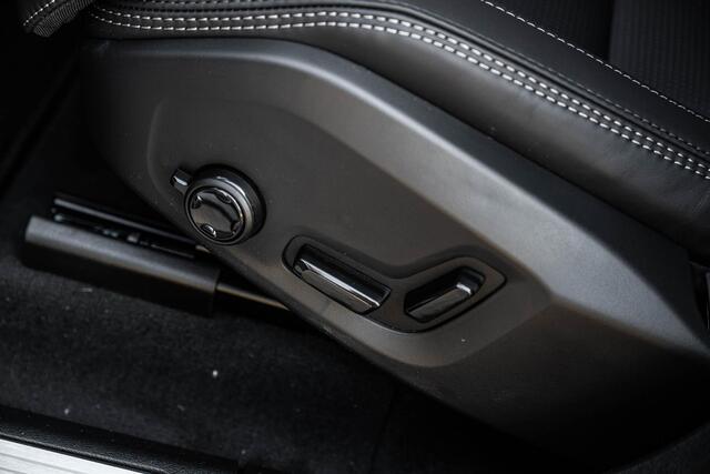 Volvo XC60 T8 Plug-in hybrid AWD Ultra Dark Exec. Ed. | Google | Long Range | Bowers & Wilkins Audio | Luchtvering | Gelamineerd Zijruiten Rondom | Stoelmassage & Ventilatie | Getint Glas | LED Koplampen | Stoel-/Stuurverwarming | Dodehoekdetectie | Keyless | Zitver