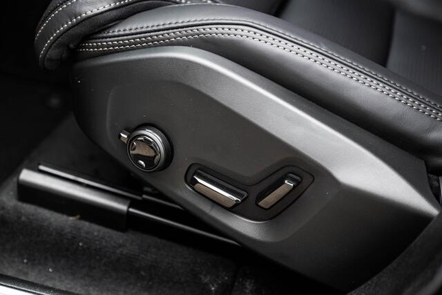 Volvo XC60 T8 Plug-in hybrid AWD Ultra Dark Exec. Ed. | Google | Long Range | Bowers & Wilkins Audio | Luchtvering | Gelamineerd Zijruiten Rondom | Stoelmassage & Ventilatie | Getint Glas | LED Koplampen | Stoel-/Stuurverwarming | Dodehoekdetectie | Keyless | Zitver