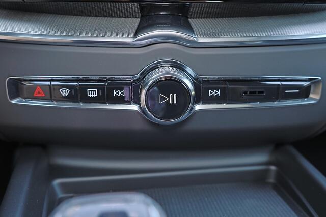Volvo XC60 T6 Recharge AWD Plus Black Edition - Panorama/schuifdak - IntelliSafe Assist & Surround - Harman/Kardon audio - 360º Camera - Verwarmde voorstoelen, stuur & achterbank - Parkeersensoren voor & achter - Elektr. bedienb. voorstoelen met geheugen - Head up d