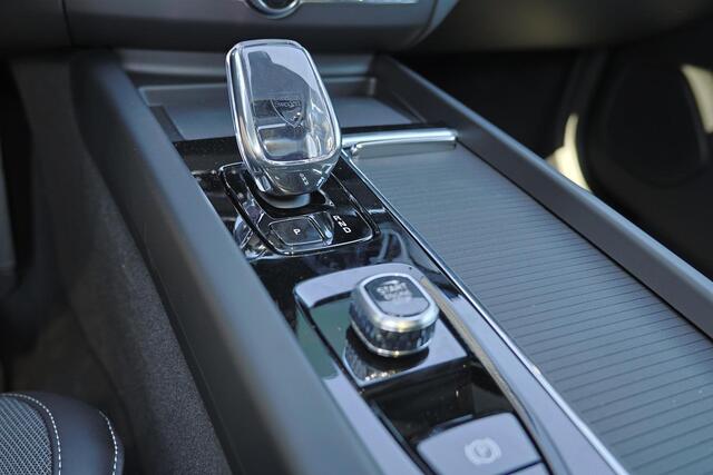 Volvo XC60 T6 Recharge AWD Plus Black Edition - Panorama/schuifdak - IntelliSafe Assist & Surround - Harman/Kardon audio - 360º Camera - Verwarmde voorstoelen, stuur & achterbank - Parkeersensoren voor & achter - Elektr. bedienb. voorstoelen met geheugen - Head up d