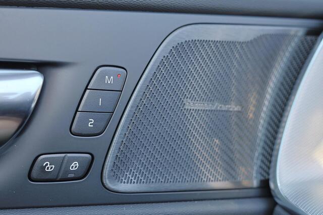 Volvo XC60 T6 Recharge AWD Plus Black Edition - Panorama/schuifdak - IntelliSafe Assist & Surround - Harman/Kardon audio - 360º Camera - Verwarmde voorstoelen, stuur & achterbank - Parkeersensoren voor & achter - Elektr. bedienb. voorstoelen met geheugen - Head up d