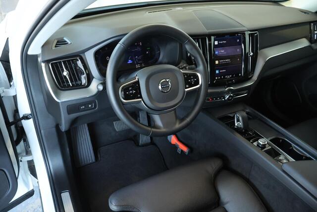 Volvo XC60 T6 Plug-in hybrid AWD Plus Dark | Elektrisch glazen panorama-dak | Rondomzicht camera | Trekhaak elektrisch uitklapbaar | Elektrisch verstelbare voorstoelen met geheugen | Adaptieve cruise control | Google services | Apple Carplay & Android Auto | Dodehoe