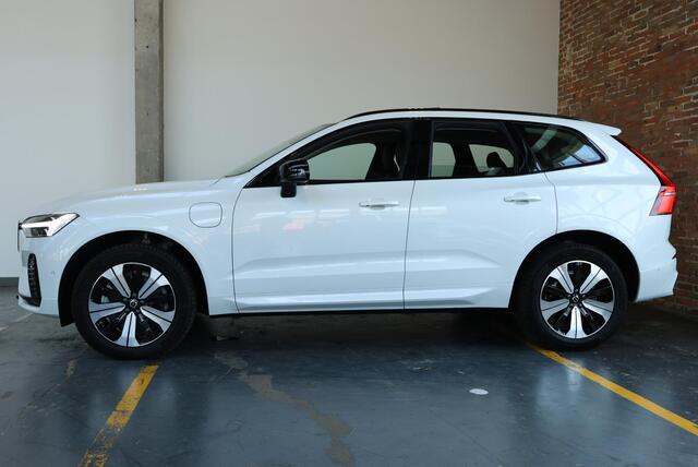 Volvo XC60 T6 Plug-in hybrid AWD Plus Dark | Elektrisch glazen panorama-dak | Rondomzicht camera | Trekhaak elektrisch uitklapbaar | Elektrisch verstelbare voorstoelen met geheugen | Adaptieve cruise control | Google services | Apple Carplay & Android Auto | Dodehoe