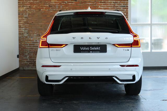 Volvo XC60 T6 Plug-in hybrid AWD Plus Dark | Elektrisch glazen panorama-dak | Rondomzicht camera | Trekhaak elektrisch uitklapbaar | Elektrisch verstelbare voorstoelen met geheugen | Adaptieve cruise control | Google services | Apple Carplay & Android Auto | Dodehoe