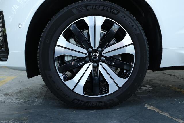 Volvo XC60 T6 Plug-in hybrid AWD Plus Dark | Elektrisch glazen panorama-dak | Rondomzicht camera | Trekhaak elektrisch uitklapbaar | Elektrisch verstelbare voorstoelen met geheugen | Adaptieve cruise control | Google services | Apple Carplay & Android Auto | Dodehoe