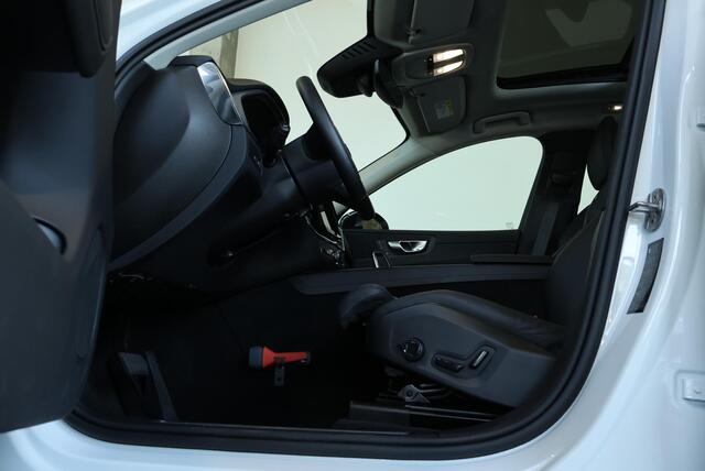 Volvo XC60 T6 Plug-in hybrid AWD Plus Dark | Elektrisch glazen panorama-dak | Rondomzicht camera | Trekhaak elektrisch uitklapbaar | Elektrisch verstelbare voorstoelen met geheugen | Adaptieve cruise control | Google services | Apple Carplay & Android Auto | Dodehoe