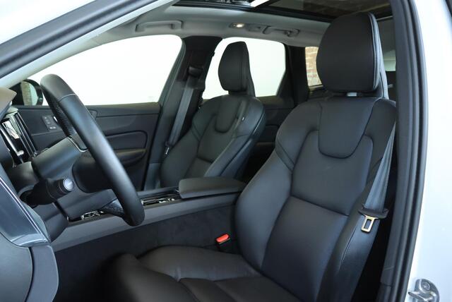 Volvo XC60 T6 Plug-in hybrid AWD Plus Dark | Elektrisch glazen panorama-dak | Rondomzicht camera | Trekhaak elektrisch uitklapbaar | Elektrisch verstelbare voorstoelen met geheugen | Adaptieve cruise control | Google services | Apple Carplay & Android Auto | Dodehoe