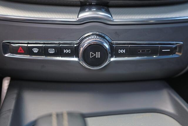 Volvo XC60 T6 Recharge AWD R-Design - LONG RANGE - Panorama/schuifdak - IntelliSafe Assist - Harman/Kardon audio - Adaptieve LED koplampen - Parkeercamera achter - Verwarmde voorstoelen, stuur & achterbank - Parkeersensoren voor & achter - Elektr. bedienb. voorstoel