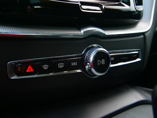 Volvo XC60 2.0 T8 Plug-in hybrid AWD Plus Dark 455 Pk Automaat Navi / DAB / Leer / Camera / 20 inch / Pano-dak