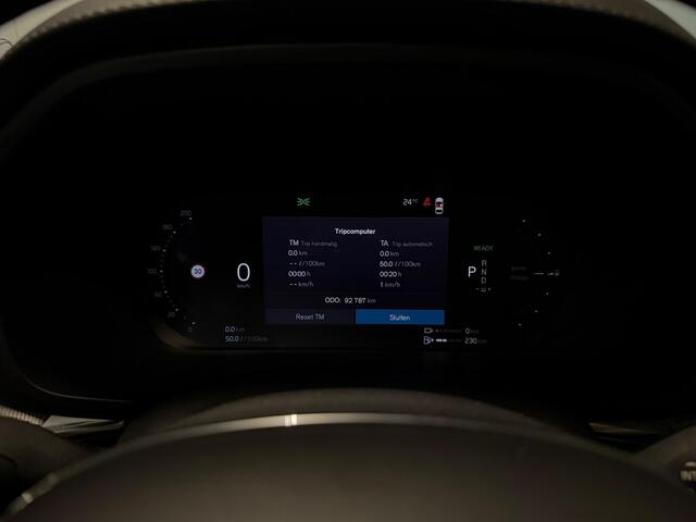 Volvo XC60 2.0 T6 Plug-in hybrid AWD Ultimate Dark Luchtvering Harman Kardon Panodak Treeplanken Trekhaak HUD Dealer Onderhouden