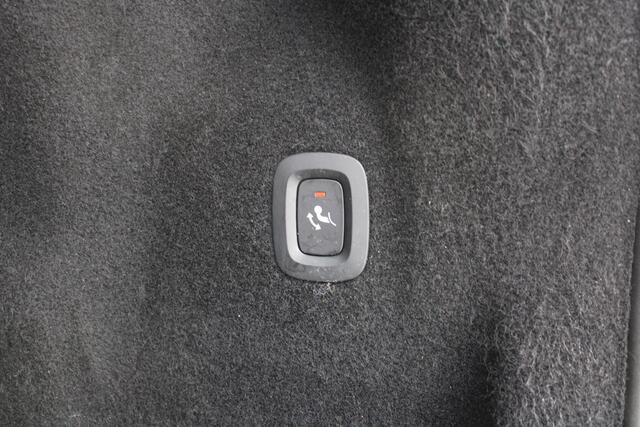 Volvo XC60 B4 198PK Automaat Business Pro | Trekhaak | H&K Audio | Adapt. Cruise | 360 Camera | Privacy Glas | BLIS | Keyless |
