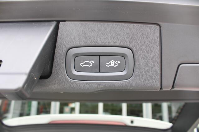 Volvo XC60 B4 198PK Automaat Business Pro | Trekhaak | H&K Audio | Adapt. Cruise | 360 Camera | Privacy Glas | BLIS | Keyless |