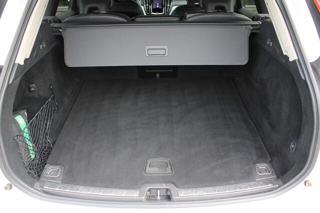 Volvo XC60 B4 198PK Automaat Business Pro | Trekhaak | H&K Audio | Adapt. Cruise | 360 Camera | Privacy Glas | BLIS | Keyless |