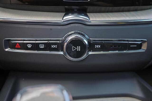 Volvo XC60 Recharge T8 AWD Inscription - Panorama/schuifdak - IntelliSafe Assist - Harman/Kardon audio - Adaptieve LED koplampen - Parkeercamera achter - Verwarmde voorstoelen & stuur - Parkeersensoren voor & achter - Elektr. bedienb. voorstoelen met geheugen - Draa