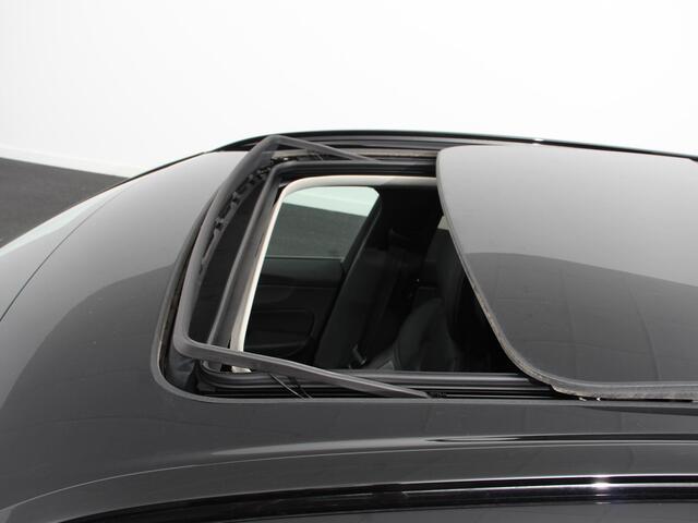 Volvo XC60 2.0 T6 Plug-in hybrid AWD Ultimate Dark Luchtvering Electrisch Panorama dak Google Services Dab Camera Half Leder Seat Comfort Pack