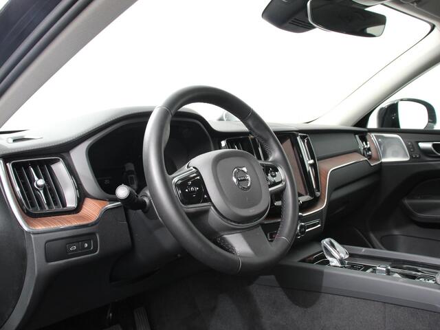 Volvo XC60 2.0 T6 Plug-in hybrid AWD Ultimate Dark Luchtvering Electrisch Panorama dak Google Services Dab Camera Half Leder Seat Comfort Pack