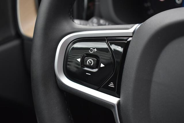 Volvo XC60 T6 Plug-in Hybrid Ultra Dark | Luchtvering | Trekhaak | Verwarmbare voorstoelen en achterbank | Premium audio by Harman Kardon | Keyless | Verwarmbaar stuurwiel |