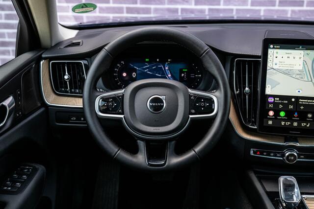 Volvo XC60 2.0 T6 Plug-in hybrid AWD Ultra Dark | Stoel-/Stuurverwarming | Getint Glas | Head-up Display | Adaptieve Cruise Control | Luchtvering | Trekhaak | BLIS |