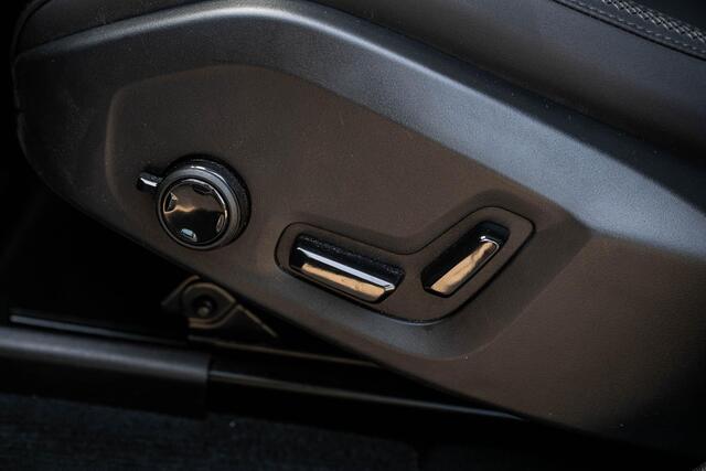 Volvo XC60 2.0 T6 Plug-in hybrid AWD Ultra Dark | Stoel-/Stuurverwarming | Getint Glas | Head-up Display | Adaptieve Cruise Control | Luchtvering | Trekhaak | BLIS |