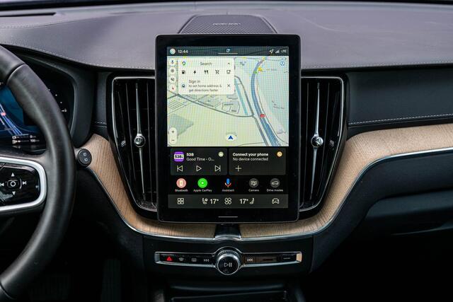 Volvo XC60 2.0 T6 Plug-in hybrid AWD Ultra Dark | Stoel-/Stuurverwarming | Getint Glas | Head-up Display | Adaptieve Cruise Control | Luchtvering | Trekhaak | BLIS |