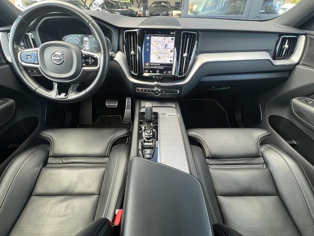 Volvo XC60 2.0 T8 392 pk Recharge AWD R-Design Navigatie Nappa Leer Stoelkoeling Trekhaak 360 Camera 21 Inch Standkachel Head-Up Pilot Assist Stoel + Stuurverwarming Panoramadak Plug in Hybride
