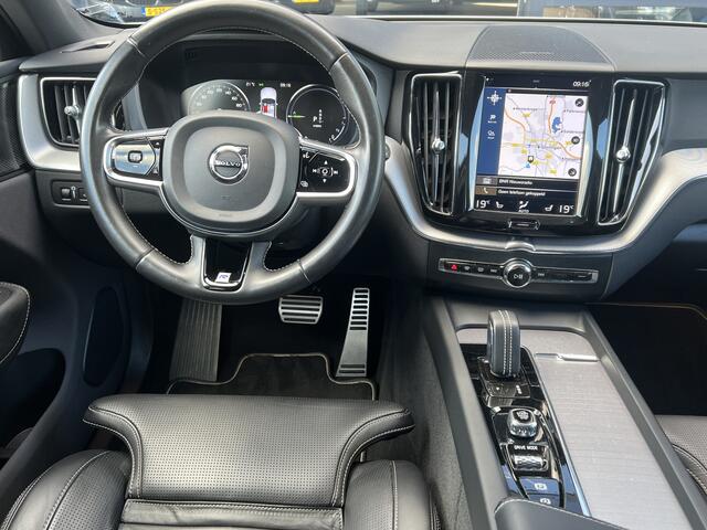 Volvo XC60 2.0 T8 392 pk Recharge AWD R-Design Navigatie Nappa Leer Stoelkoeling Trekhaak 360 Camera 21 Inch Standkachel Head-Up Pilot Assist Stoel + Stuurverwarming Panoramadak Plug in Hybride