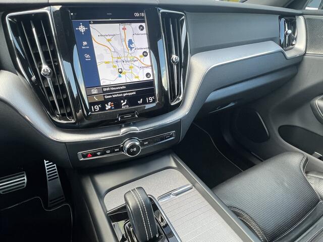 Volvo XC60 2.0 T8 392 pk Recharge AWD R-Design Navigatie Nappa Leer Stoelkoeling Trekhaak 360 Camera 21 Inch Standkachel Head-Up Pilot Assist Stoel + Stuurverwarming Panoramadak Plug in Hybride