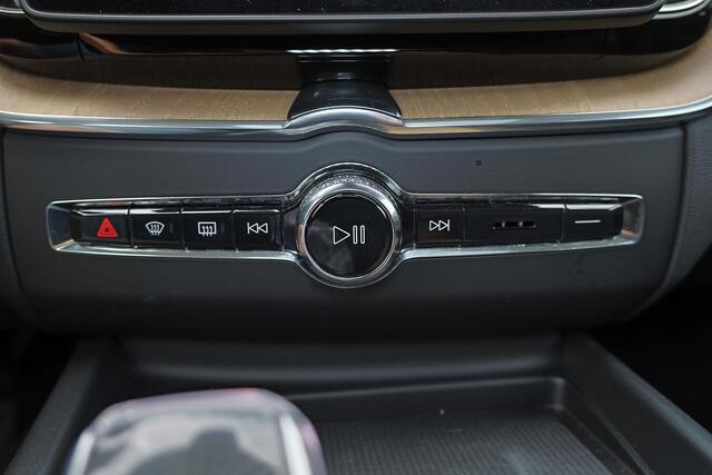 Volvo XC60 T6 Recharge AWD Ultra Dark - Panorama/schuifdak - Luchtvering - IntelliSafe Assist & Surround - 360º Camera - Harman Kardon audio - Adaptieve LED koplampen - Verwarmde voorstoelen, stuur & achterbank - Parkeersensoren voor & achter - Elektr. bedienb. voor