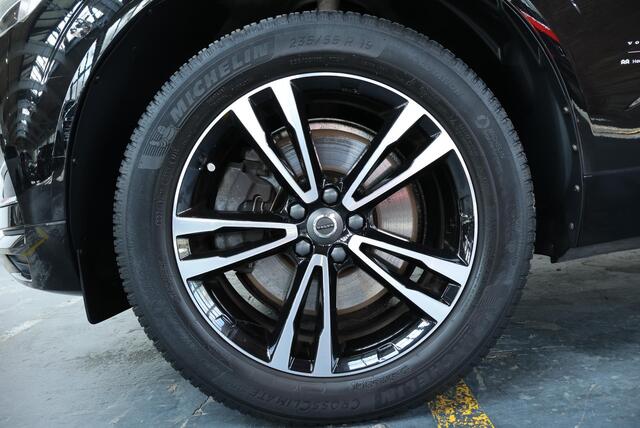 Volvo XC60 2.0 T5 Momentum | Trekhaak | Keyless Entry | Achteruitrijcamera | Stoelverwarming | 19" Lichtmetalen Wielen |