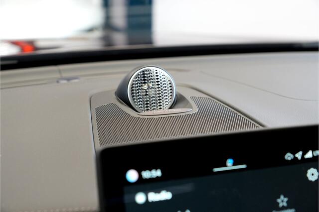 Volvo XC60 2.0 T6 AWD 335kW/399pk Aut8 Recharge Ultra Bright Executive LUCHTVERING + BOWERS&WILKINS + MATRIX LED + PANORAMADAK + BLIS + HEAD-UP + PILOT ASSIST + STOELVERWARMING/-VENTILATIE/-MASSAGE + ADAPT.CRUISE + 360 CAMERA + STUURVERWARMING + 21" LM-VELGEN!