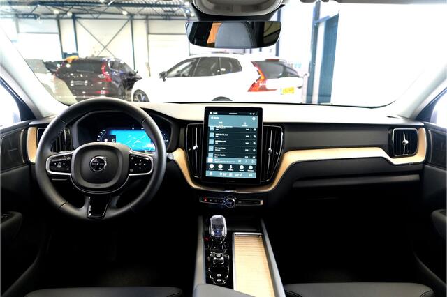 Volvo XC60 2.0 T6 AWD 293kW/399pk Aut8 Plug-in hybrid Plus Bright PANORAMADAK + HARMAN/KARDON + 360 CAMERA + HEAD-UP + BLIS + LANE ASSIST + STOEL-&STUURVERWARMING + ADAPT.CRUISE + PILOT ASSIST + MATRIX LED + KEYLESS ENTRY&GO + PARKSENSOREN V&A + 19" LM-VELGEN!!