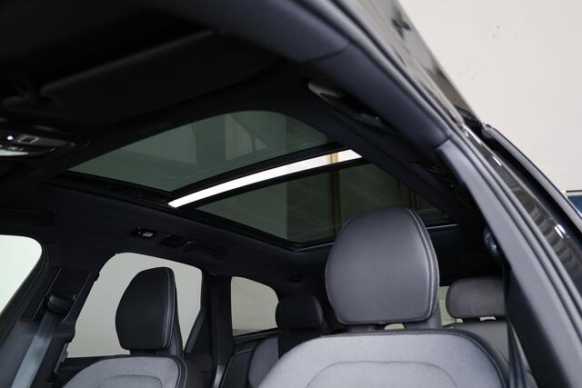 Volvo XC60 T6 Recharge AWD Plus Black Edition - Panorama/schuifdak - Luchtvering - IntelliSafe Assist & Surround - 360º Camera - Harman Kardon audio - Adaptieve LED koplampen - Verwarmde voorstoelen, stuur & achterbank - Parkeersensoren voor & achter - Elektr. bedie