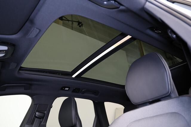 Volvo XC60 T6 Recharge AWD Plus Black Edition - Panorama/schuifdak - IntelliSafe Assist & Surround - 360º Camera - Harman/Kardon audio - Verwarmde voorstoelen, stuur & achterbank - Parkeersensoren voor & achter - Elektr. bedienb. voorstoelen met geheugen - Head up d