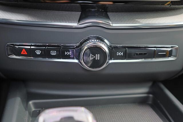 Volvo XC60 T6 Recharge AWD Plus Black Edition - Panorama/schuifdak - IntelliSafe Assist & Surround - 360º Camera - Harman/Kardon audio - Verwarmde voorstoelen, stuur & achterbank - Parkeersensoren voor & achter - Elektr. bedienb. voorstoelen met geheugen - Head up d