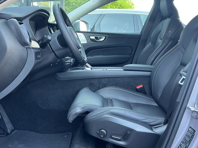 Volvo XC60 2.0 T8 455 Pk AWD Ultra Bright Facelift model 2026 ! Trekhaak Luchtvering Bowers Wilkins Comfortstoelen Nappa leer + Massage + Ventilatie 360 Camera Panoramadak 21 Inch Velgen Pilot Assist ACC BLIS Apple Carplay Android Au Vol Opties en in Nieuwstaat ! Lo