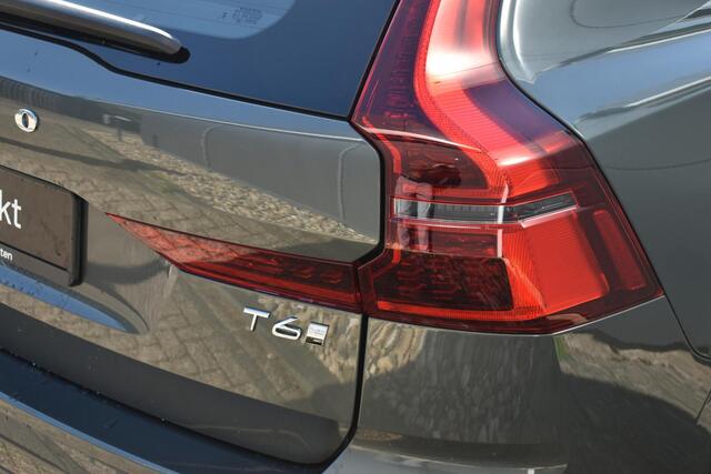 Volvo XC60 T6 Plug-in hybrid AWD Plus Dark | Panoramadak | Trekhaak | Head up display | 360 graden camera | Premium audio by Harman Kardon | Verwarmbare voorstoelen stuurwiel en achterbank