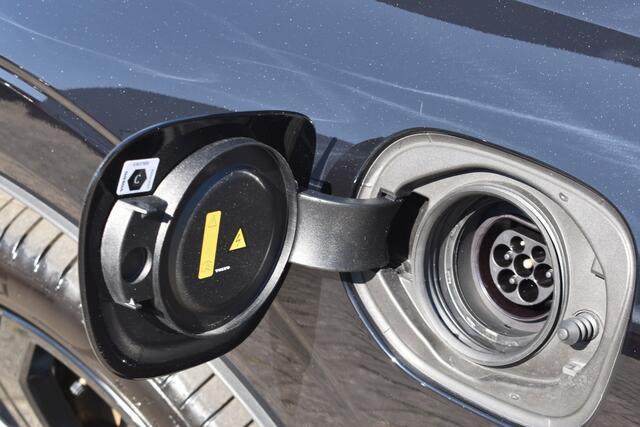 Volvo XC60 T6 350PK Automaat Plug-in hybrid AWD Ultra Black Edition HUD | Luchtvering | Trekhaak | 360 Camera | H&K | 21"LMV | Stoelverwarming | Panodak